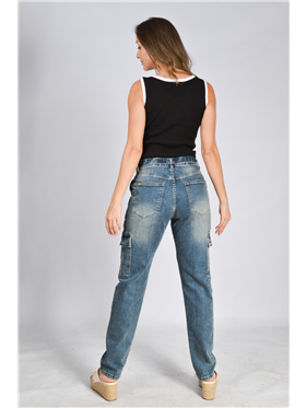 Calça Feminina Jeans - Cintura Média - Perna Reta